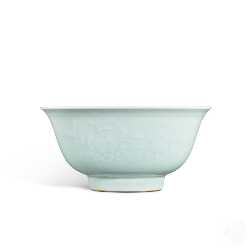 A celdaon-glazed 'sanduo' bowl, Mark and period of Yongzheng | 清雍正 粉青釉三多紋盌 《大清雍正年製》、《覺生常住》款 - 图3